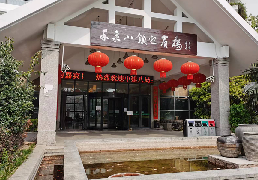 安徽省蚌埠市和泉农庄三翼旋转门
